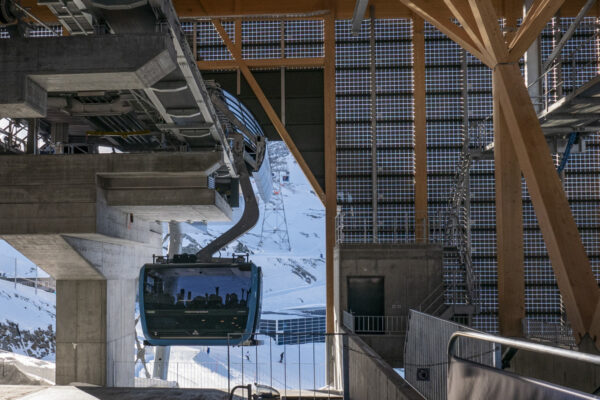 The new Gondola leaving the station. Facades are all solar panels.